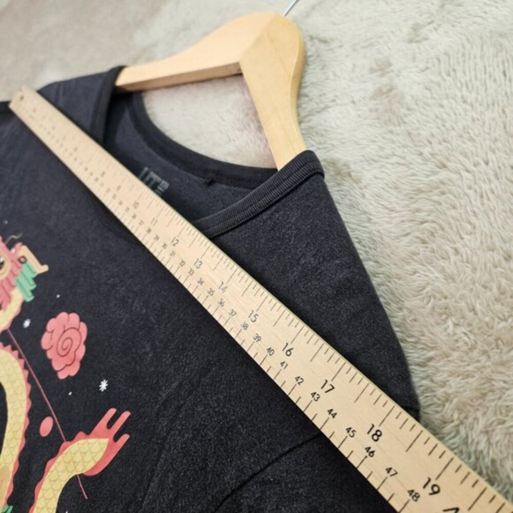 Uniqlo T-Shirt UT Taipei Omiyage Dragon Lantern Fish Graphic Print Tee - Picture 5 of 10